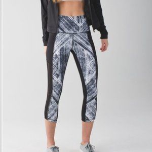 Lululemon Hot to Street black crop leggings